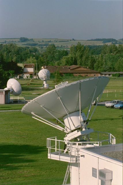 Vue générale de la station de réception de satellites d&#039;Issus-Aussaguel, en Haute-Garonne. CNES/E.GRIMAULT,2000